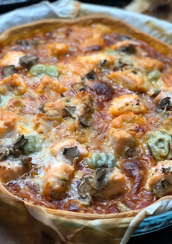 Una foto de Pizza en masa de hojaldre con salmón y conservas saura 🥫
