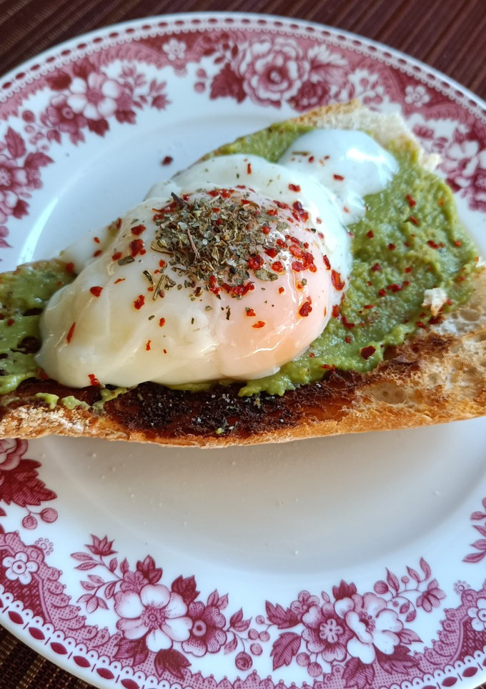 Una foto de Tosta de guacamole y huevo poché a baja temperatura