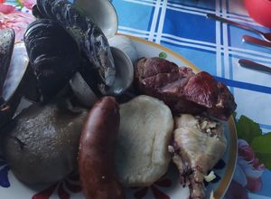 Una foto de Curanto en olla auténticamente chilote
