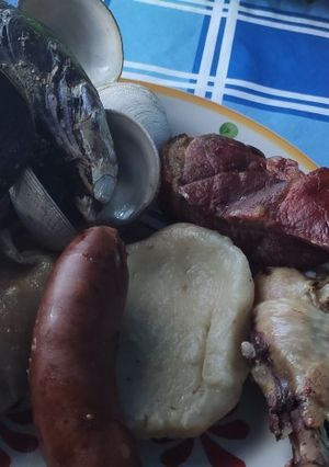 Una foto de Curanto en olla auténticamente chilote