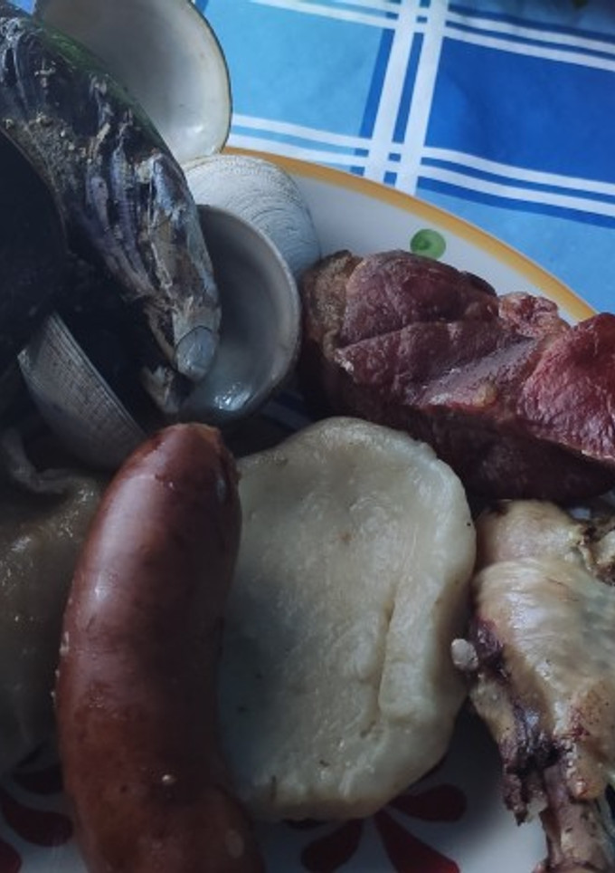 Una foto de Curanto en olla auténticamente chilote