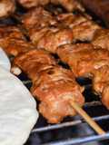 Satay de pollo