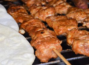 Una foto de Satay de pollo