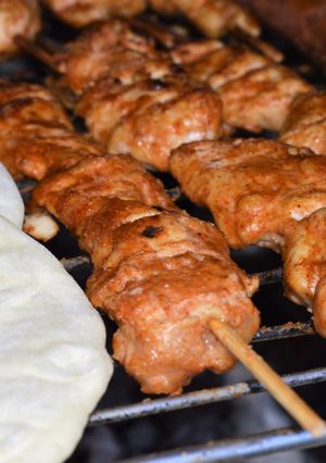 Una foto de Satay de pollo
