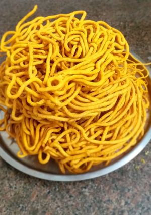 જાડી તીખી સેવ (jadi spicy sev recipe in Gujarati) રેસીપી મુખ્ય ફોટો
