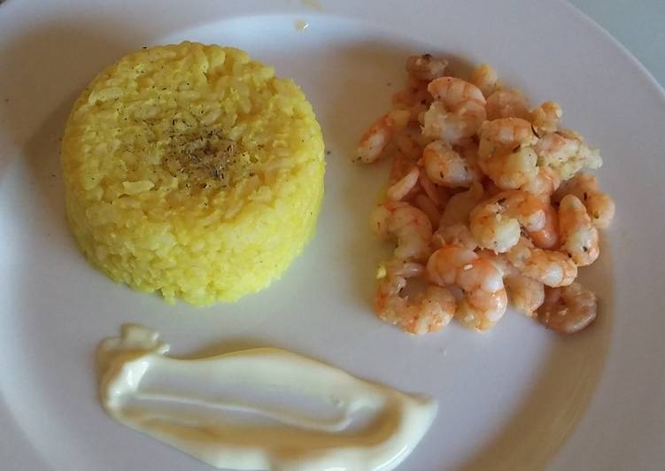 Recipe: Tasty Turmeric rice with pan fried butter garlic shrimp and mayo