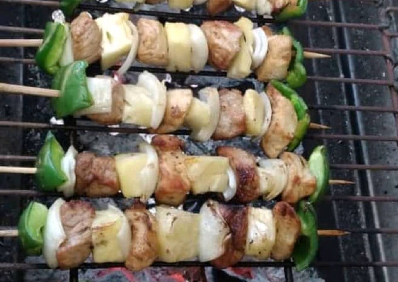 Brochetas de pollo piña y vegetales al carbon