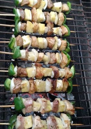 Una foto de Brochetas de pollo piña y vegetales al carbón