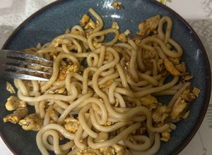 Una foto de Fideos udon con huevo y salsa de soja
