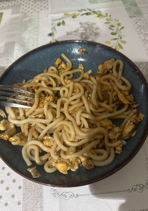 Una foto de Fideos udon con huevo y salsa de soja