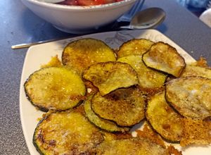 Una foto de Rodajas de Zapallo italiano grillado al parmesano