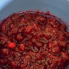 A picture of Whole cranberry sauce.
