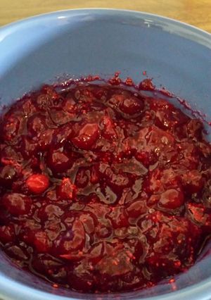 A picture of Whole cranberry sauce.