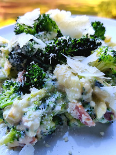 Una foto de Carbonara vegetal de brócoli y calabacín