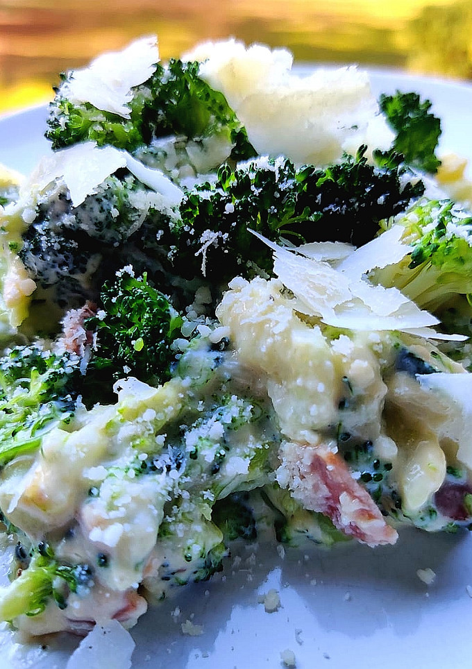 Una foto de Carbonara vegetal de brócoli y calabacín