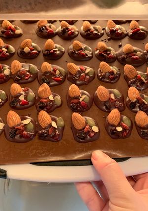 รูปของ ช็อกโกแลตพร้อมถั่ว ง่ายมากแค่ใช้ไมโครเวฟ(Dark Chocolate Bite)
