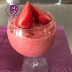 A picture of Strawberry frozen yoghout.