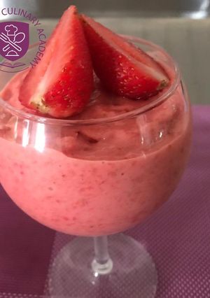 A picture of Strawberry frozen yoghout.