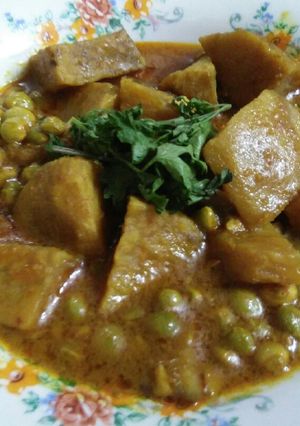 A picture of Hare tur dane and purple yam/kandh sabji.