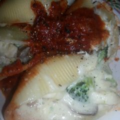 A picture of Alfredo Broccoli Chicken Shells.