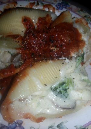 A picture of Alfredo Broccoli Chicken Shells.