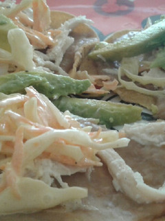 Una foto de Crujiente de pollo con frijoles y ensalada del huerto