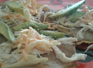 Una foto de Crujiente de pollo con frijoles y ensalada del huerto