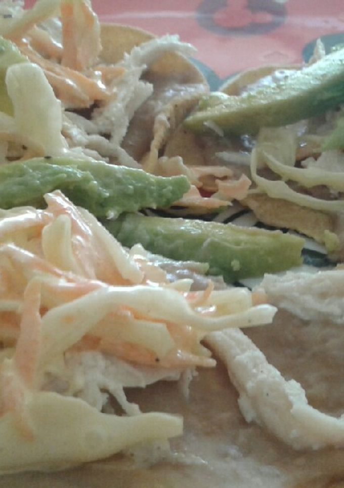 Una foto de Crujiente de pollo con frijoles y ensalada del huerto