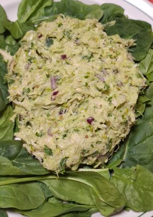 Una foto de Ensalada de pollo con aguacate