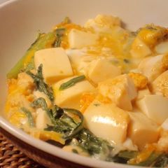 A picture of Sukiyaki-style Chrysanthemum Greens & Tofu with Scrambled Eggs.