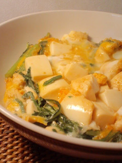 A picture of Sukiyaki-style Chrysanthemum Greens & Tofu with Scrambled Eggs.