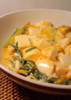 A picture of Sukiyaki-style Chrysanthemum Greens & Tofu with Scrambled Eggs.