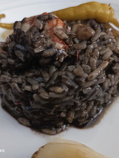 Una foto de Arroz negro con calçots