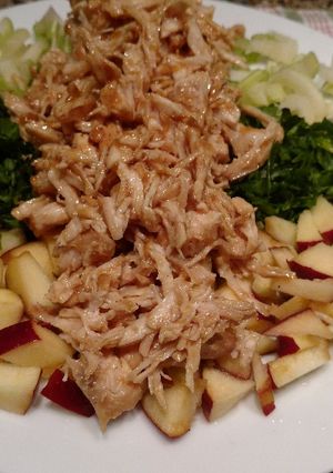 Una foto de Ensalada con pollo, apio y manzana🍎