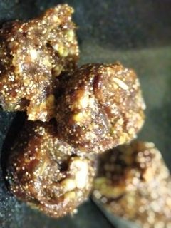 खजूर बर्फी (khajur bharfi recipe in marathi) रेसिपी चे मुख्य फोटो