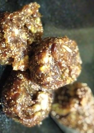 खजूर बर्फी (khajur bharfi recipe in marathi) रेसिपी चे मुख्य फोटो 