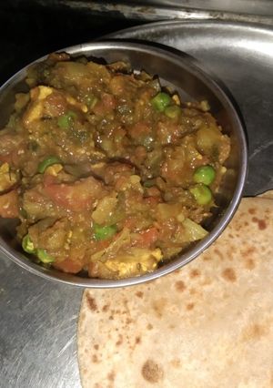 A picture of Matar paneer.