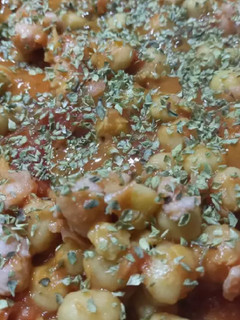 Una foto de Garbanzos con tomate y salchichas