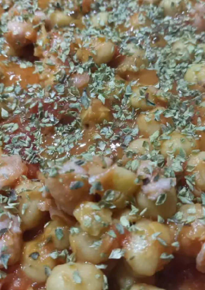 Una foto de Garbanzos con tomate y salchichas