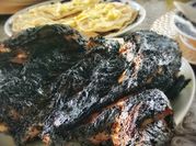 Una foto de pollo a la parrilla con romero