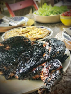 Una foto de Pollo de corral al carbón con patatas