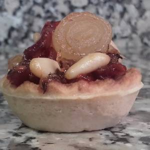 Mini tartaletas de pasta brisa rellenas de cebollitas caramelizadas