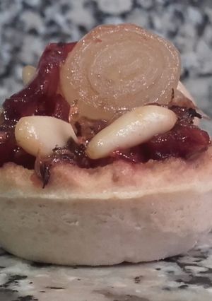 Foto principal de Mini tartaletas de pasta brisa rellenas de cebollitas caramelizadas