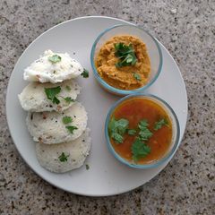A picture of Rava idli.
