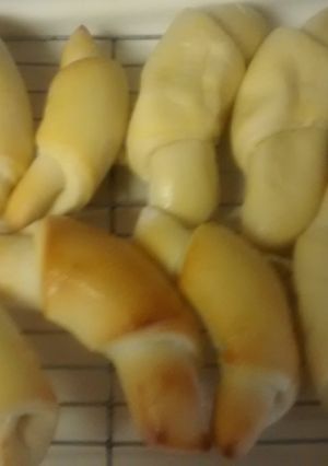 A picture of TL'S Butter Crescents.