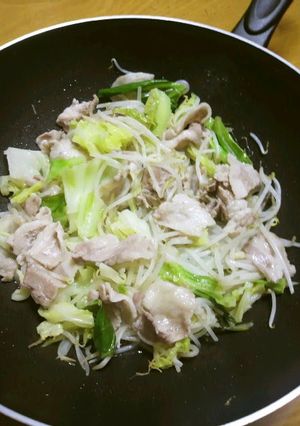 A picture of Pork Belly, Bean Sprouts, and Cabbage Steamed in Sake.