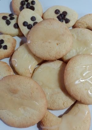Una foto de Galletas de naranja 🍊 con chips de chocolate 🍫 y con glasé de naranja 🍊