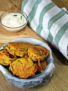 Una foto de Pakoras de verduras con salsa de yogur