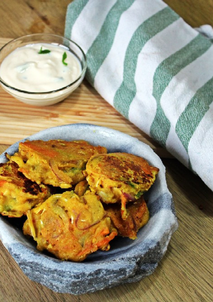 Una foto de Pakoras de verduras con salsa de yogur