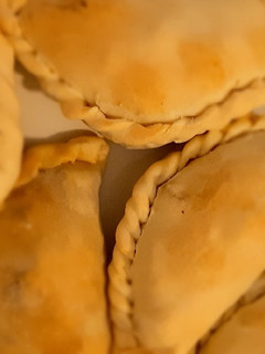 Una foto de Empanadas de carne asada cortada a cuchillo